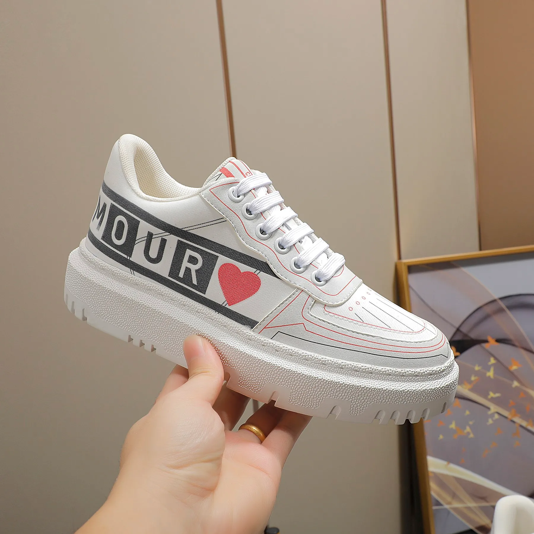 👟👟Ex-factory price 460👟👟 2021ssDior casual white shoes, the same style as the ready-to-wear series 1️⃣Original mold opening 2️⃣Original cowhide➕Breathable mesh lining 3️⃣TPU evacuation outsole 4️⃣Injected latex sheepskin feet 5️⃣Full package at the counter Code number 35-40 (41 can be customized)